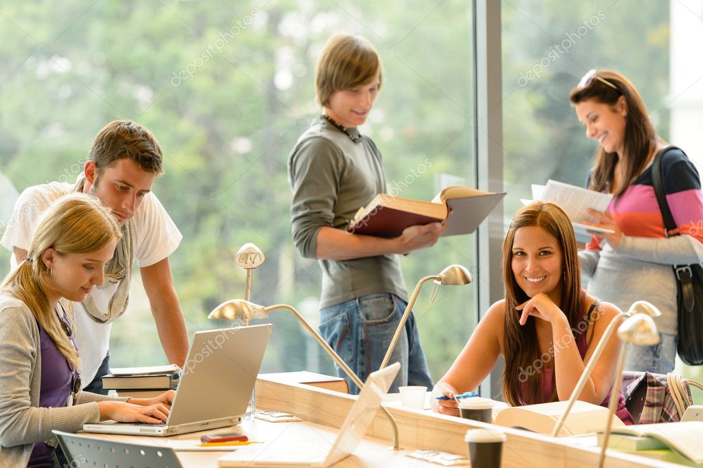 Ricercatori e studenti che lavorano insieme in biblioteca